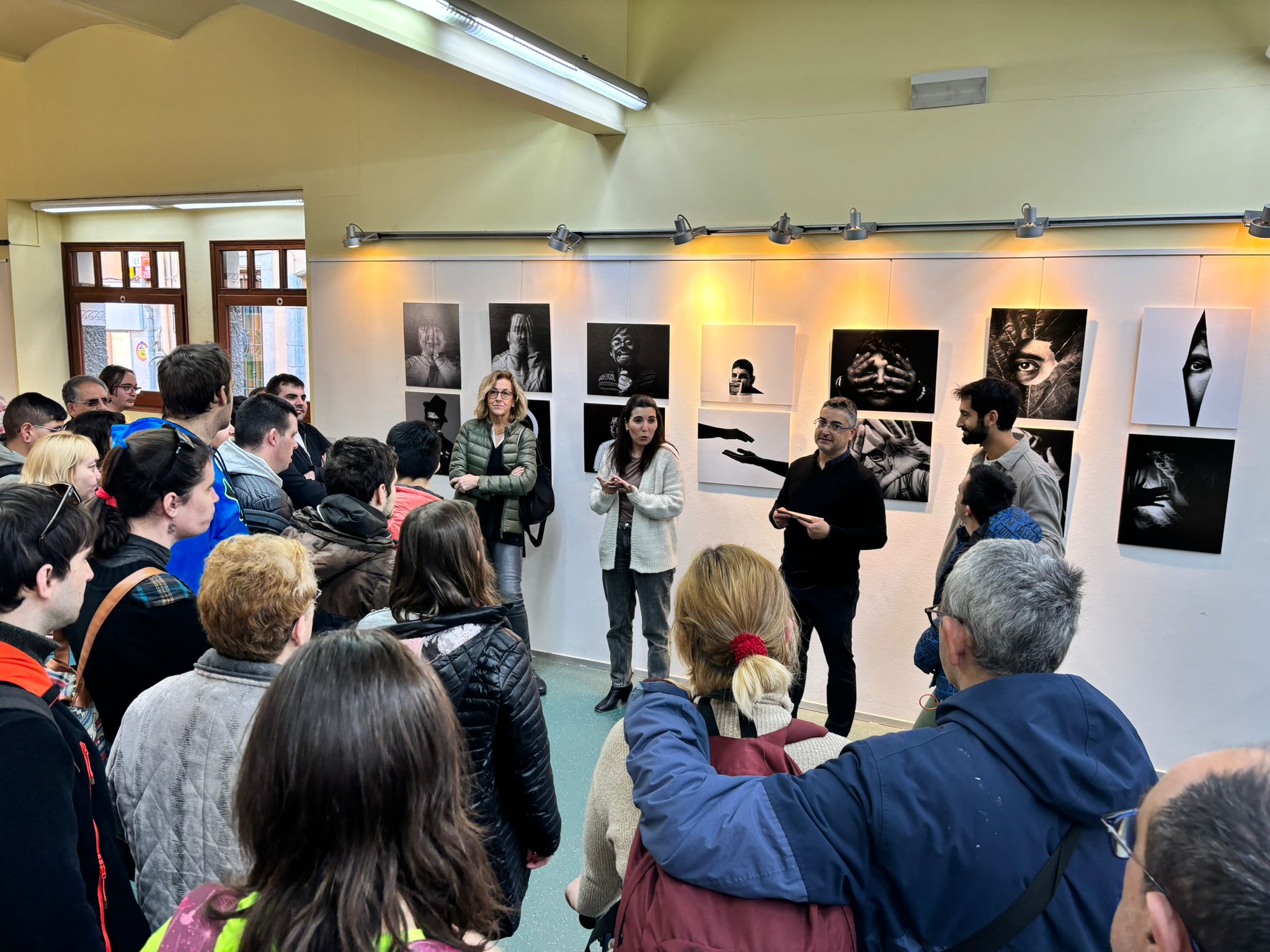 L’espai de l’Arteca de la Biblioteca de Palafrugell mostra una exposició fotogràfica realitzada pels usuaris del Centre Tramuntana