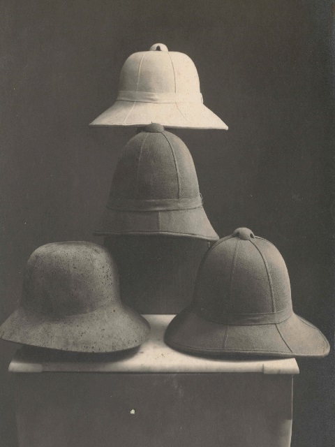 El Museu del Suro mostra una col·lecció de cascos fabricats amb suro que usaven soldats, motoristes, bombers o guàrdies civils