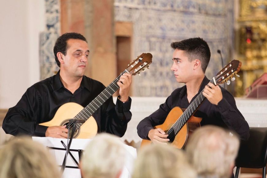 Twelve strings - Enrique Muñoz Twelve strings - Enrique Muñoz