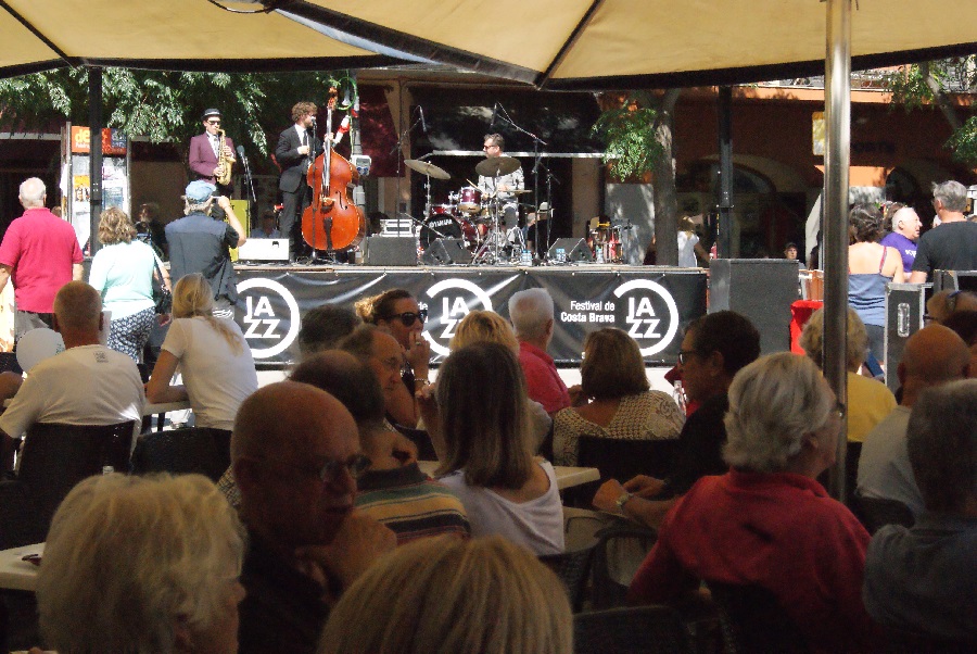 Plaça Nova es va omplir de públic al ritme de l’Street Jazz Costa Brava
