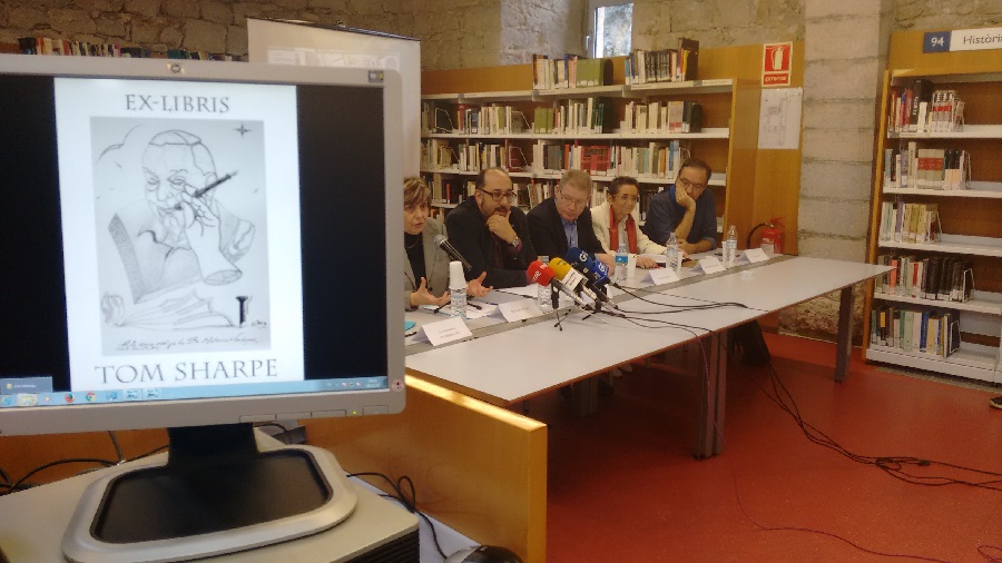 La UdG recepciona el fons documental de l’escriptor Tom Sharpe