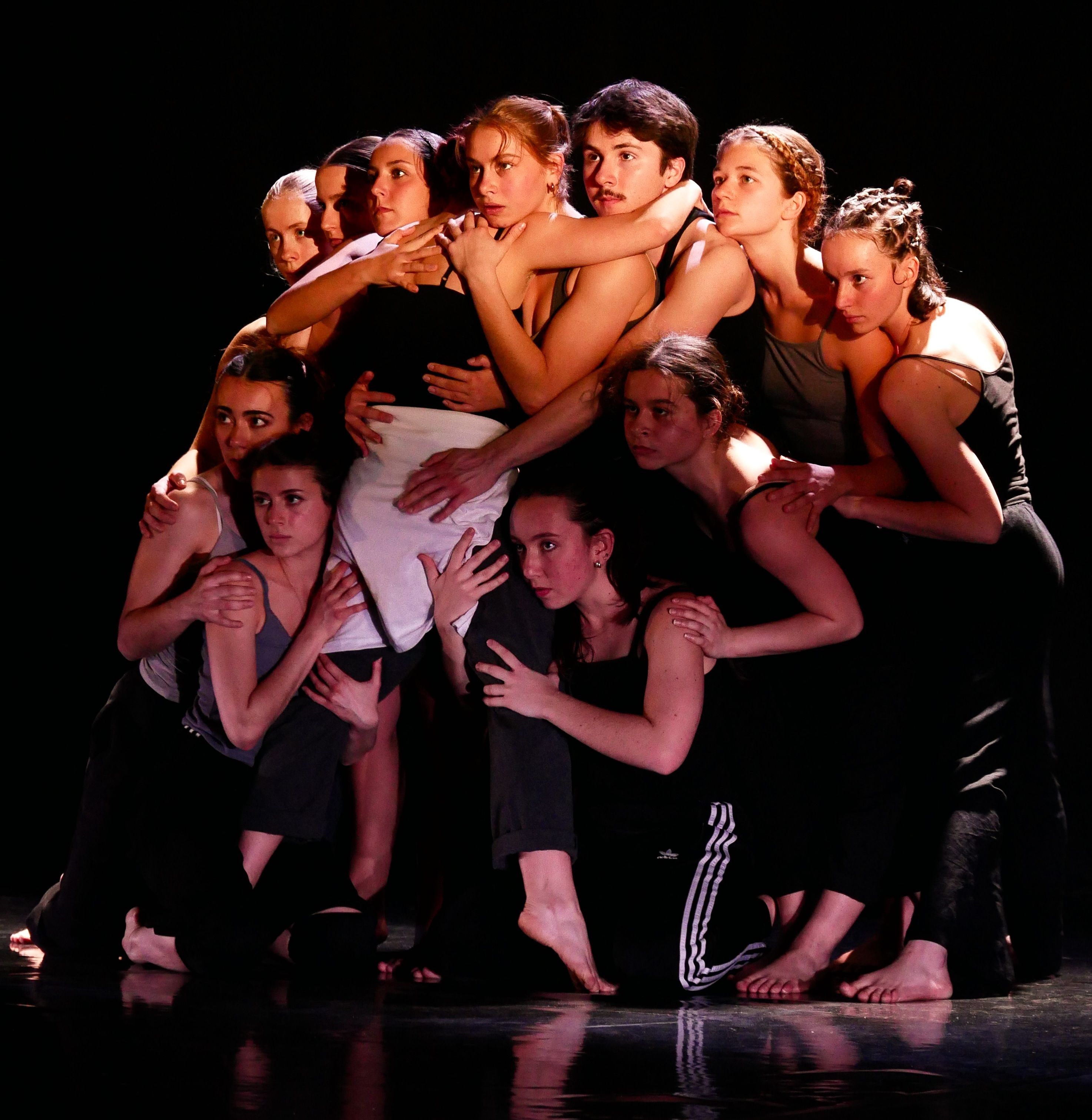 Doble estrena de dansa. Heaven help me i The wrong piece: a study on looking