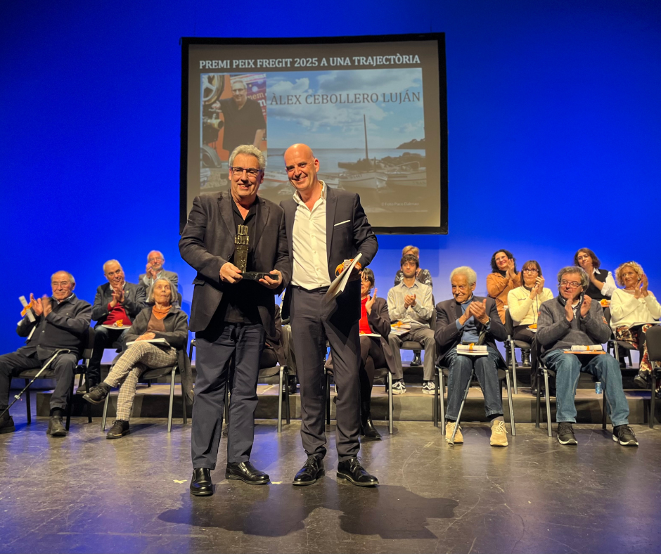 Àlex Cebollero Luján rep el guardó Peix Fregit 2025 a la gala del Crònica d’un Any