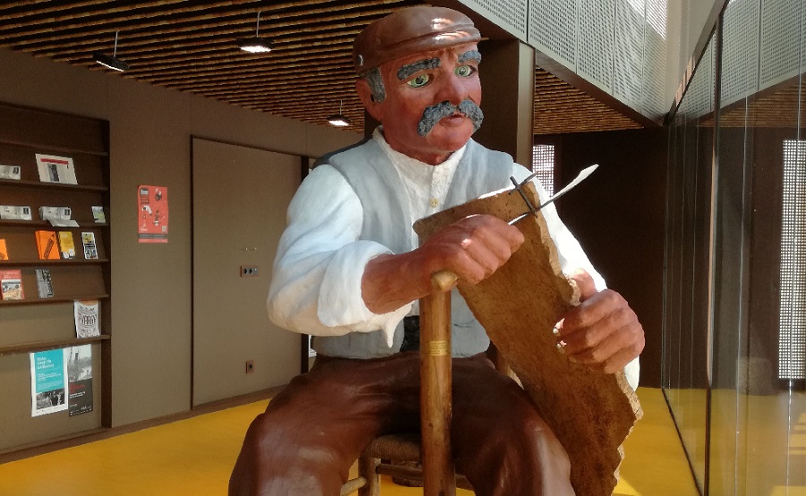 L’escultura “El taper”, procedent d’una carrossa de 1978, torna a lluir a la recepció del Museu del Suro en el seu 40è aniversari