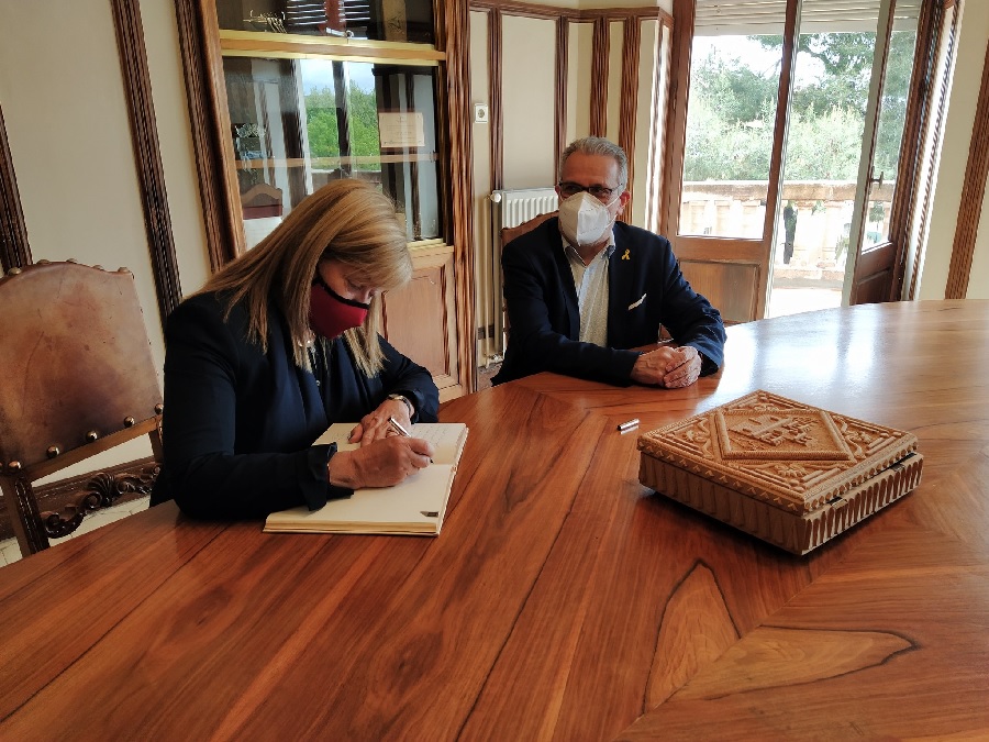 La Consellera de Cultura, Àngels Ponsa, visita Palafrugell en una setmana marcada per l'activitat literària al voltant de St. Jordi