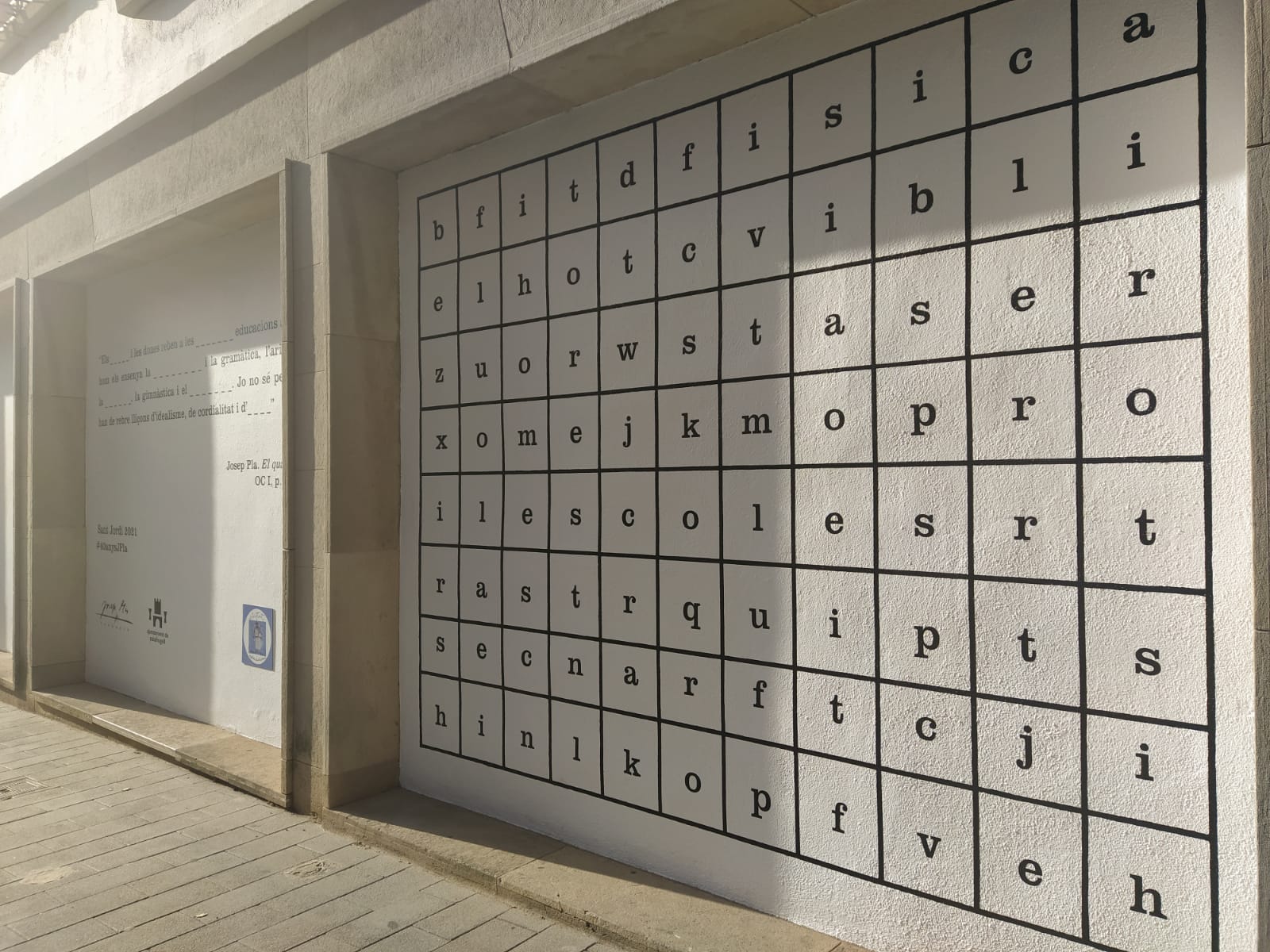 Un cèntric espai urbà de Palafrugell acull una sopa de lletres amb un text del Quadern Gris de Josep Pla