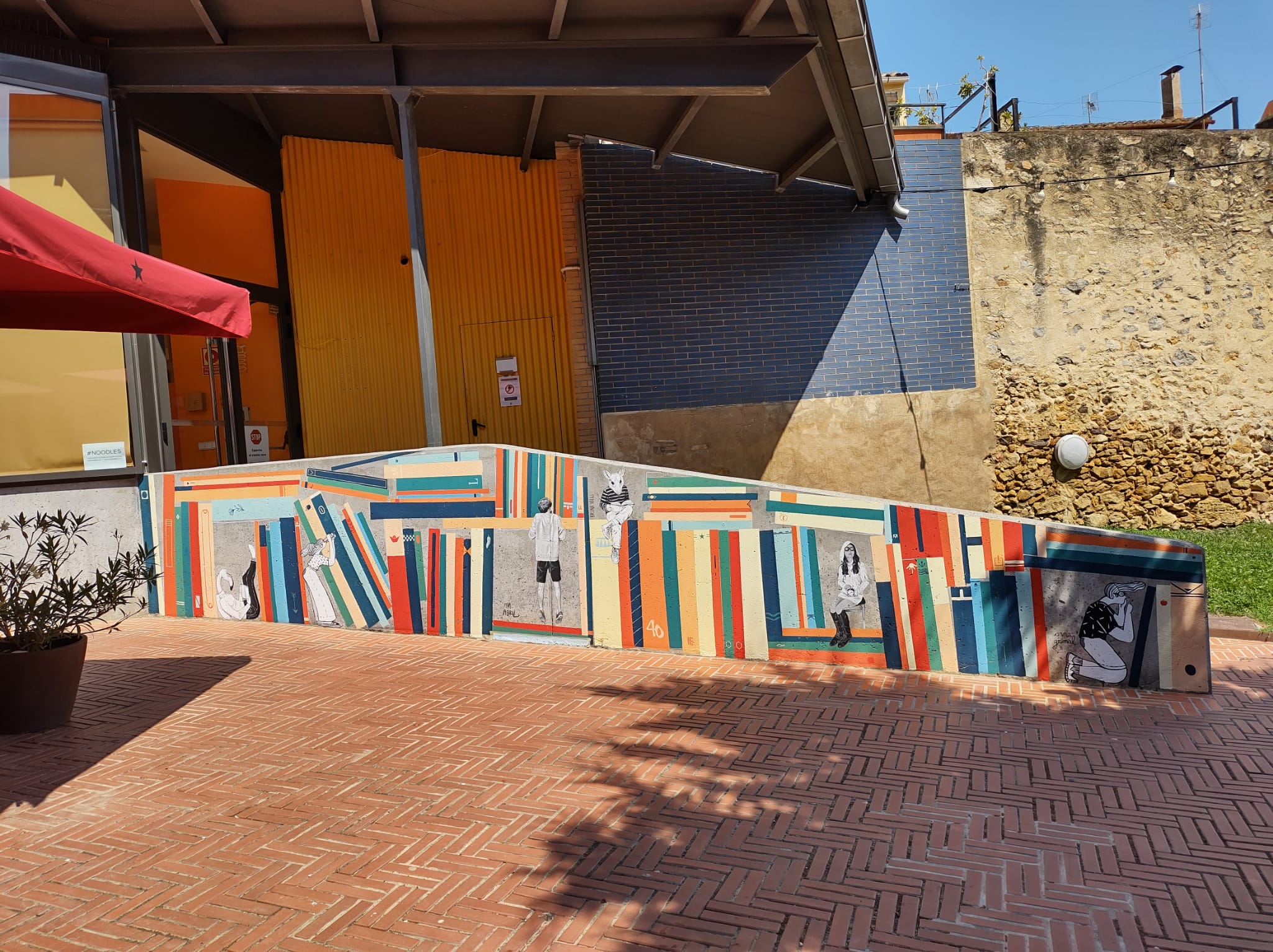 Un mural a la Biblioteca anima a la lectura
